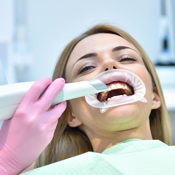 Moderner Intraoralscanner als Alternative zum herkömmmlichen Gebissabdruck