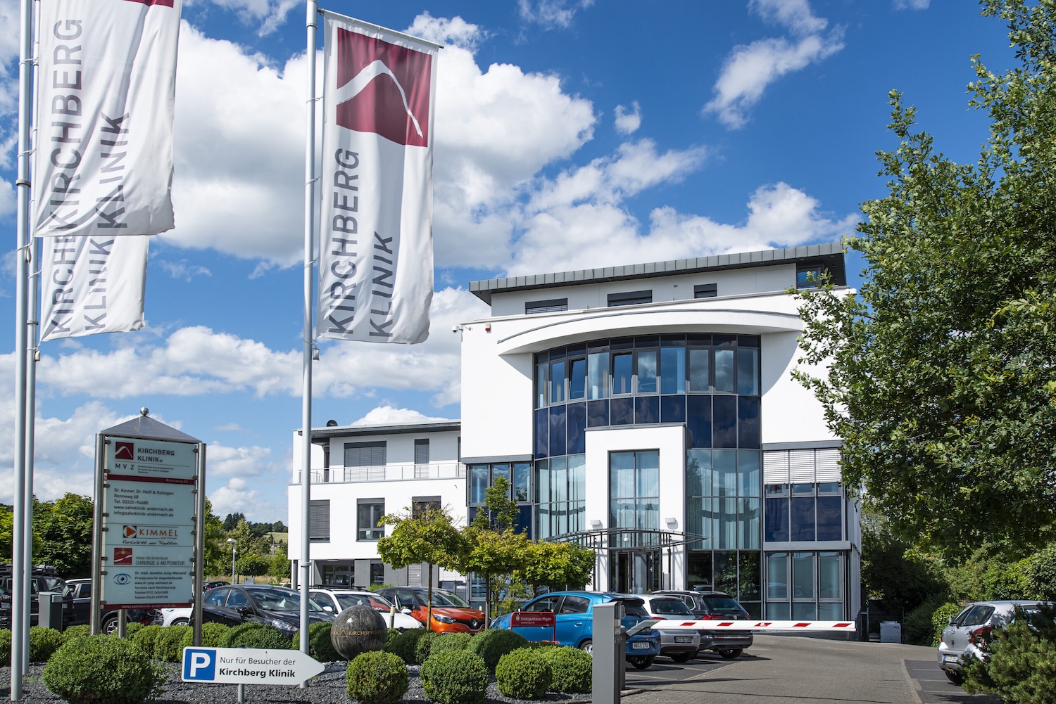 Kirchberg Klinik - Ihr Zahnarzt Aachen - Außenansicht des Gebäudes mit Fahnen