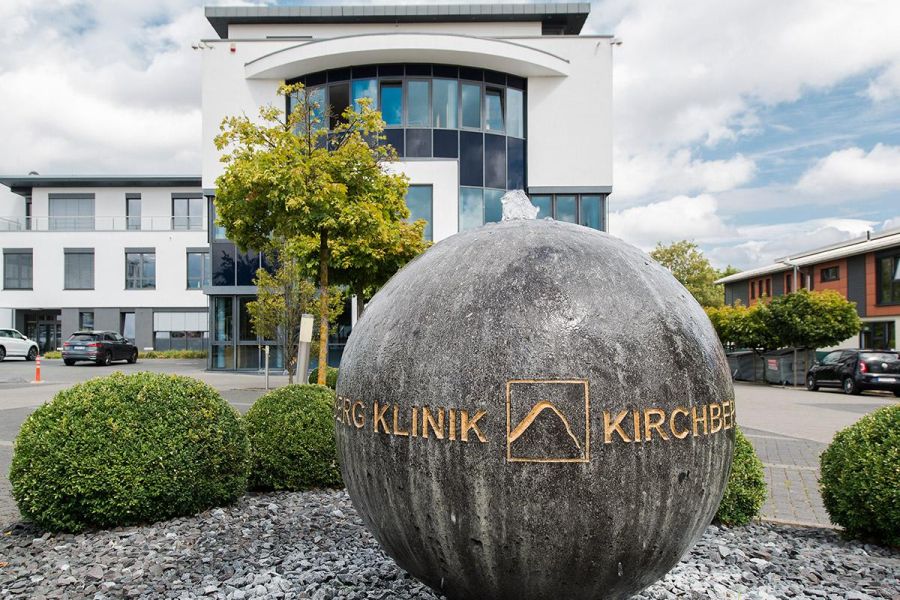 Brunnenkugel vor dem Gebäude der Zahnarztpraxis