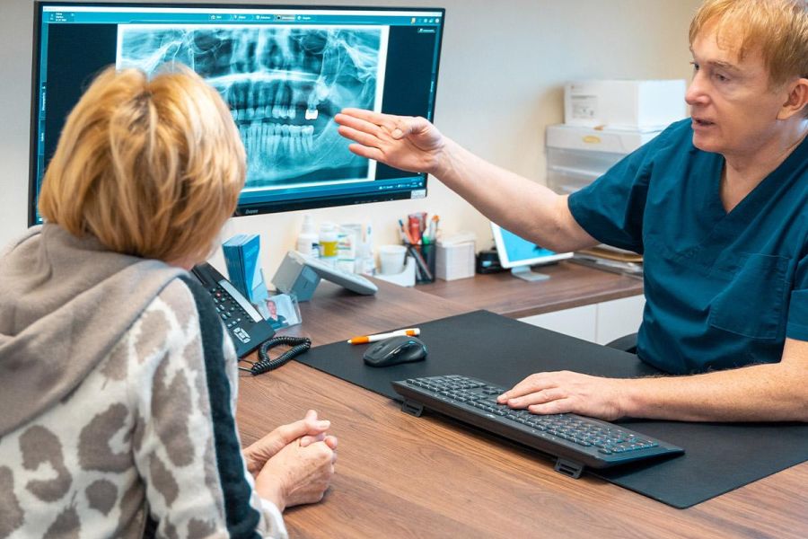 Patientenberatung für ein Implantat durch Dr. Markus Keiner am PC